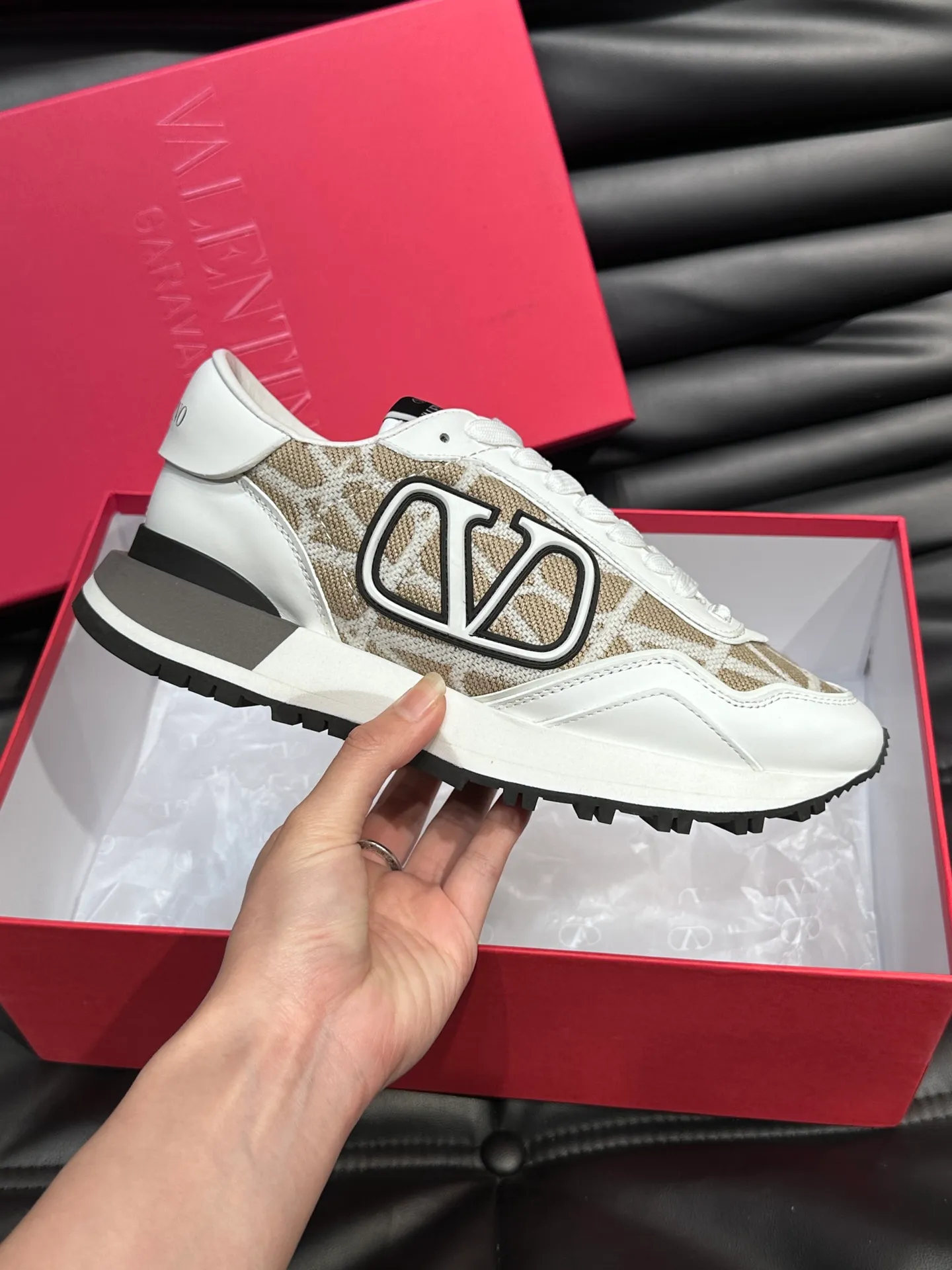 P540💰 Product trademark: VALENTINO "Valentino" Regular size: 38-44 [45 customized] Product materials: Warren men's casual sports shoes, made of multi-material splicing, calf leather stitched with suede cowhide, fabric mesh upper, fabric tongue decorated with brand badge, rubber rivet decorative details on the heel, rivet rubber outsole, non-slip, wear-resistant and shock-absorbing, pure cotton inner foot pad, comfortable and breathable, comes with original box packaging bag!